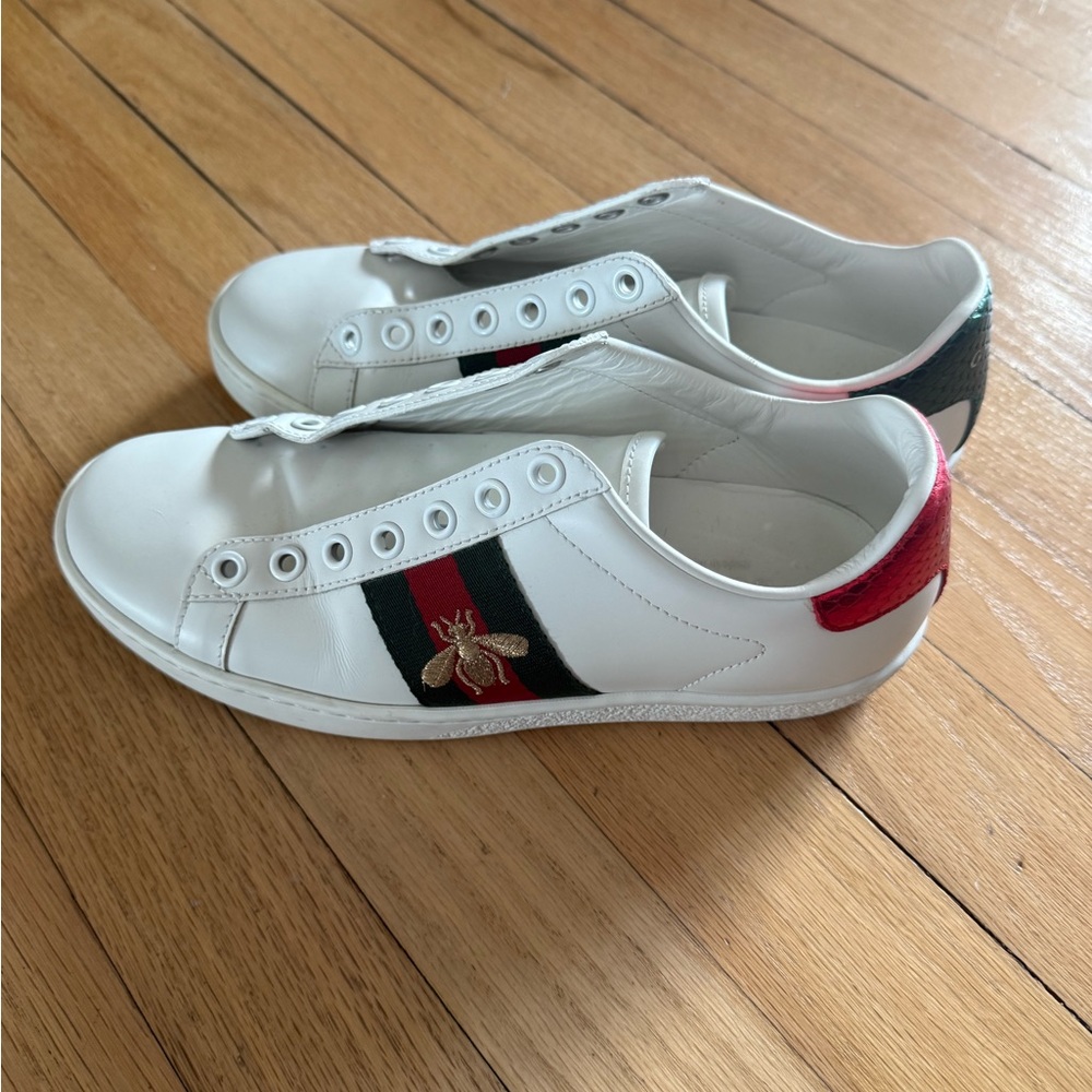 Stylish White Sneakers with Red and Green Stripe